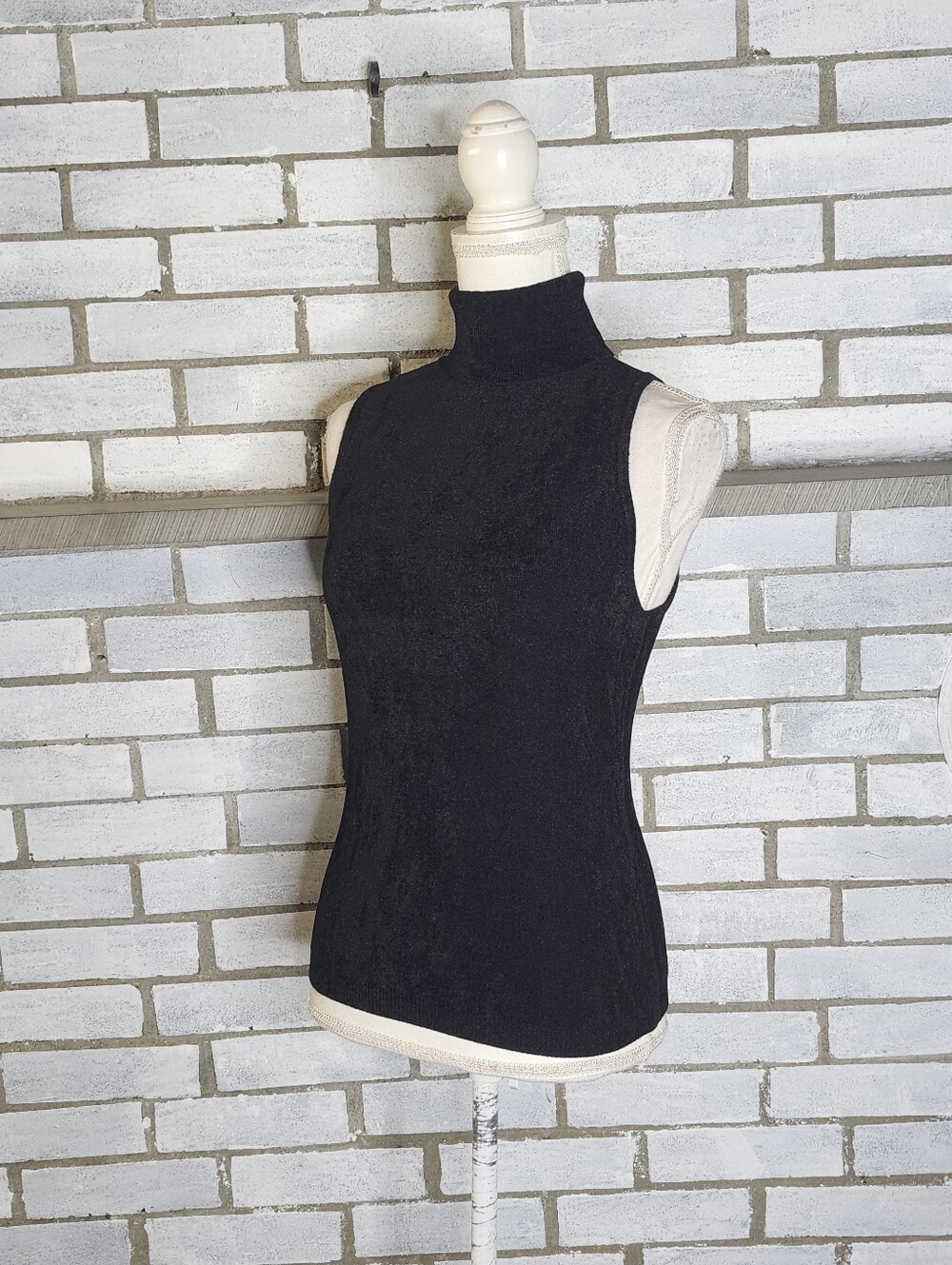 • NWT Forever 21 Junior’s Sleeveless Knit Turtleneck Sweater Size Medium Black